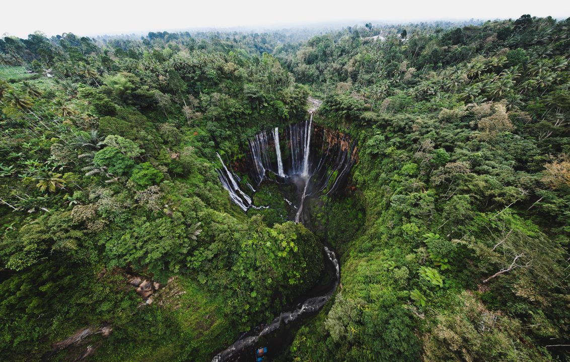 ruta por indonesia tumpak sewu waterfall
